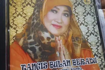 SAPIAH AHMAD: Penyanyi yang mewarnai dunia seni hiburan tanah air pada tahun 1960-an ini kini berpeluang merakam album mini pertamanya apabila menerima tawaran komposer terkenal S. Atan. Album ini memuatkan lima lagu kesemuanya dan dua lagu baru, Tangis Bulan Beradu dan Jelingan Manja, hasil tulisan Siso. - Foto ihsan SAPIAH AHMAD