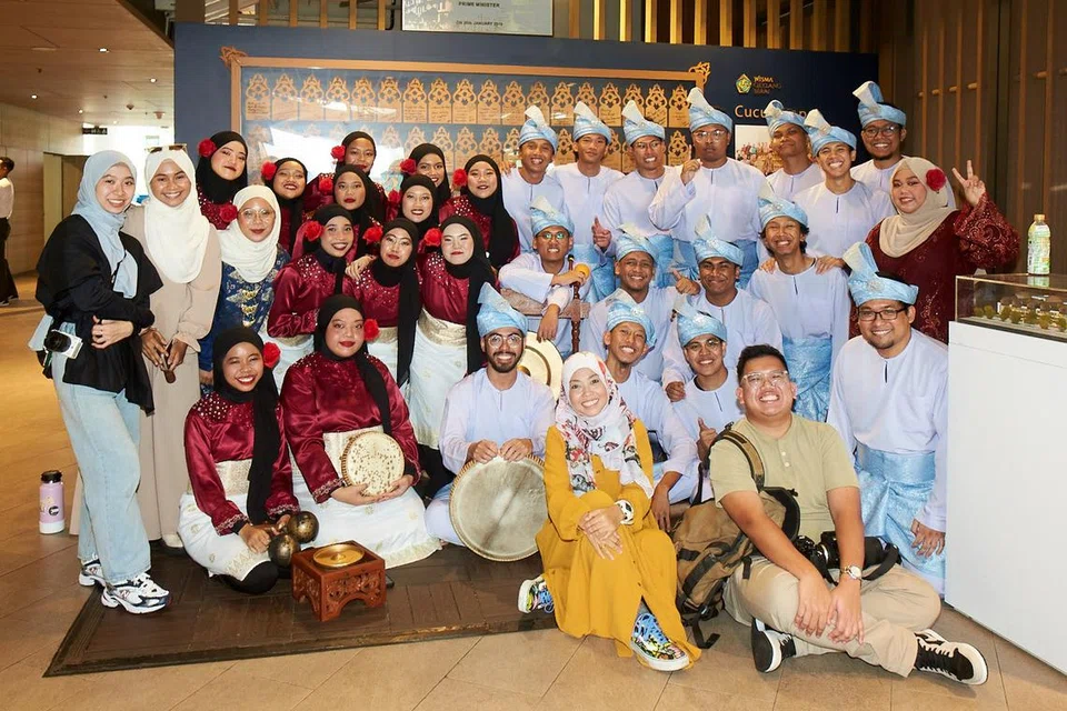 PERSEMBAHAN BUDAYA: Kumpulan Dikir Barat Universiti Nasional Singapura (NUS) menghiburkan penonton dengan persembahan menarik.