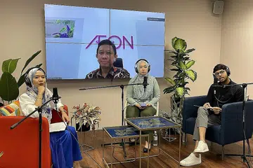 PERSEDIAAN PENTING: Encik Shafie (di skrin) menekankan bahawa persediaan sebelum temu duga amat penting untuk menarik perhatian majikan. Turut berkongsi tip mencari kerja adalah Cik Rozita (tengah). Episod ini dihoskan Shahida Sarhid (kiri) dan Hans Ashrie (kanan). - Foto BH