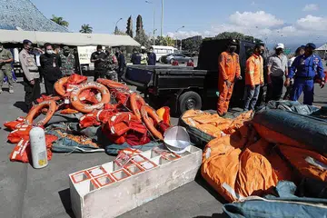 USAHA MENCARI DAN MENYELAMAT: Pasukan penyelamat menunjukkan barang-barang yang ditemui dari bangkai feri KMP Yunicee yang tenggelam di Pelabuhan Gilimanuk, Bali, Indonesia, pada malam kelmarin dengan sekurang-kurangnya tujuh maut akibat nahas itu. - Foto EPA-EFE