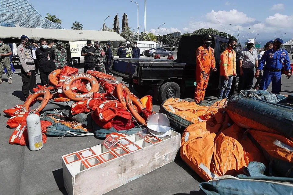 USAHA MENCARI DAN MENYELAMAT: Pasukan penyelamat menunjukkan barang-barang yang ditemui dari bangkai feri KMP Yunicee yang tenggelam di Pelabuhan Gilimanuk, Bali, Indonesia, pada malam kelmarin dengan sekurang-kurangnya tujuh maut akibat nahas itu. - Foto EPA-EFE