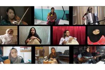 SRIKANDI IRAMA TRADISIONAL: Lapan pemuzik wanita dan dua penyanyi irama tradisional Melayu bergabung kemahiran menghasilkan lagu 'cover' Sedalam Dalam Rindu yang diberi sentuhan zapin dan inang. - Foto MD AMIN ABDUL RAHMAN