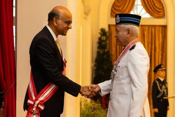 Mantan Ketua Polis Negara Malaysia, Tan Sri Acryl Sani Haji Abdullah Sani (kanan), menerima pengiktirafan berprestij Darjah Utama Bakti Cemerlang oleh Presiden Tharman Shanmugaratnam pada 7 Mac di Istana.