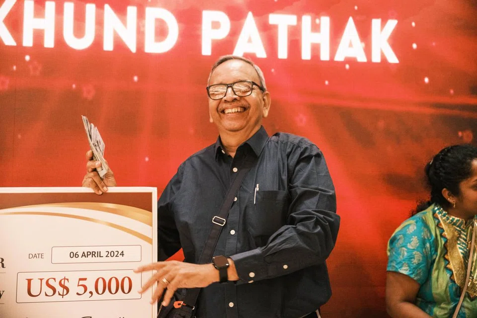 Salah seorang pemenang cabutan bertuah daripada Mustafa Jewellery pada 2024. Setakat ini, seramai 61 pemenang bulanan telah menerima cek mereka. 