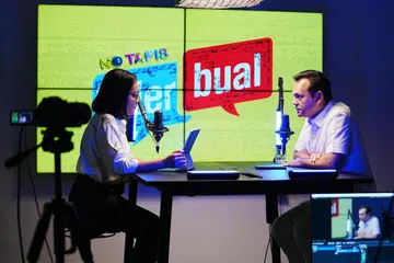 Menteri Negara Kanan (Pertahanan merangkap Tenaga Manusia), Encik Zaqy Mohamad (kanan), memberikan pandangannya dalam podcast NoTapis BHerbual bersama koresponden, Cik Irma Kamarudin, di bilik berita Berita Harian (BH) pada 29 April.