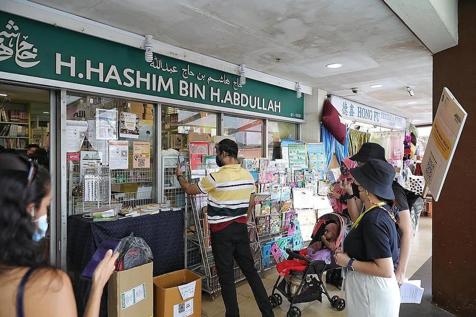 KEDAI BUKU TERTUA: Kedai buku Haji Hashim yang terletak di Joo Chiat Complex merupakan salah satu kedai yang dipaparkan sebahagian Jejak Geylang Serai yang baru dilancarkan. Kedai buku itu bakal menyambut ulang tahun ke-100-nya tahun depan. - Foto BH oleh KEVIN LIM