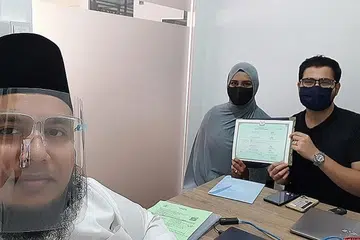 SESI BERSAMAMU: Ustaz Ziyaudeen (kiri) bertemu dengan mempelai selepas majlis pernikahan bagi menjalani sesi pasca perkahwinan. - Foto MASJID DARUL MAKMUR 