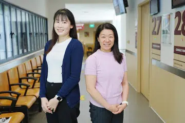 Pengarah Divisyen Tuberkulosis (TB), Agensi Penyakit Berjangkit (CDA), Dr Deborah Ng (kanan), menyokong langkah menyatukan semua pihak berkepentingan agar tindak balas terhadap kes TB dapat dijalankan dengan lebih pantas dan berkesan. Ini juga membantu Pegawai Kesihatan Awam CDA, Cik Eileen Chen, yang berperanan mengenal pasti individu yang berkemungkinan dijangkiti TB. 