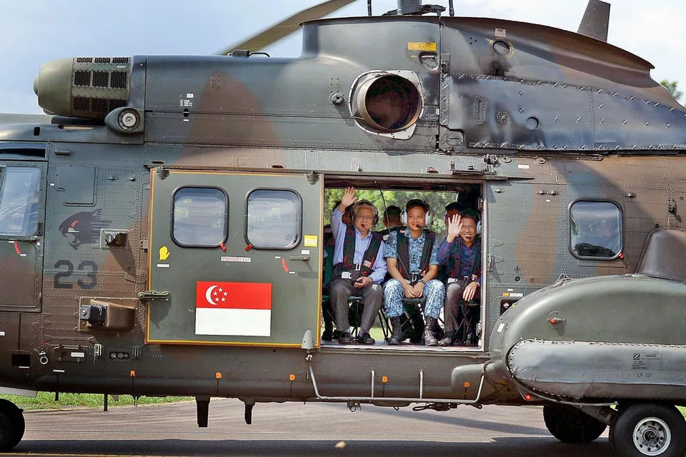 NAIK HELIKOPTER: Presiden Tony Tan (kiri) dibawa menaiki helikopter Super Puma. Bersama beliau ialah Panglima Tentera Udara Mejar-Jeneral Mervyn Tan (tengah) dan Dr Mohamad Maliki Osman. - Foto TAUFIK A. KADER