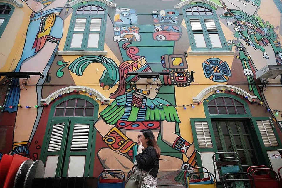 DINDING 'PUNK AZTEC': Mural paling dramatik di Kampong Glam ini merupakan lukisan seniman asal Columbia yang berpangkalan di Belgium, Didier Jaba Mathieu. Ia disifatkan sebagai paling rumit kerana merangkumi tiga bahagian restoran Mexico, Piedra Negra. Gaya imej 'punk' Aztec digabungkan dengan bentuk badan Amerika Latin yang tradisional seiring pakaian animasi Jepun ala 'manga' dan 'anime'. - Foto-foto BH oleh JASON QUAH