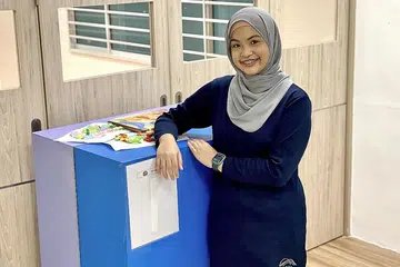 Cik Isfarzana Putri Isfarizal (atas). - Foto RAINBOW CENTRE