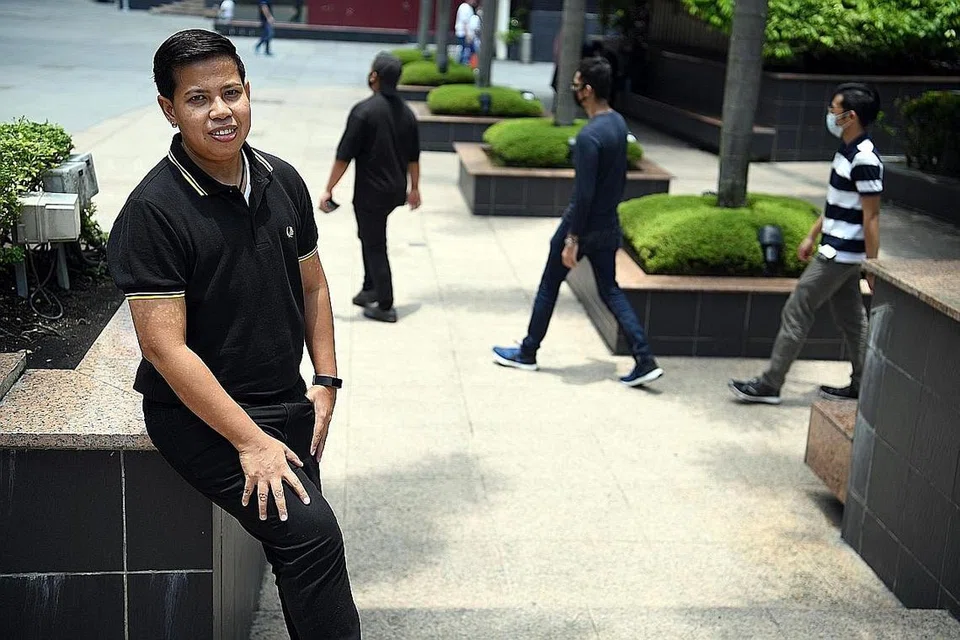 PELUANG BARU: Selepas diberhentikan kerja dalam sektor logistik, Cik Widya mendapatkan bantuan daripada WSG dan berjaya dapat pekerjaan kontrak dengan Kementerian Tenaga Manusia sebagai anggota Pasukan Jaminan dan Sokongan ke Hadapan (Fast) yang menyokong operasi langkah jarak selamat dan menjaga keperluan pekerja asing. - Foto BM oleh DESMOND FOO