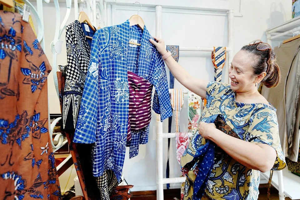 Cik Oniatta Effendi bersama koleksi batik tulis edisi 2026 yang meraikan sedekad perjalanannya bersama Baju by Oniatta. Koleksi itu menampilkan semula siluet ikonik jenama tersebut dengan sentuhan lebih santai menerusi kebaya, jaket dan baju atasan, dengan warna biru (indigo) dan coklat (sogan) antara warna utama.
