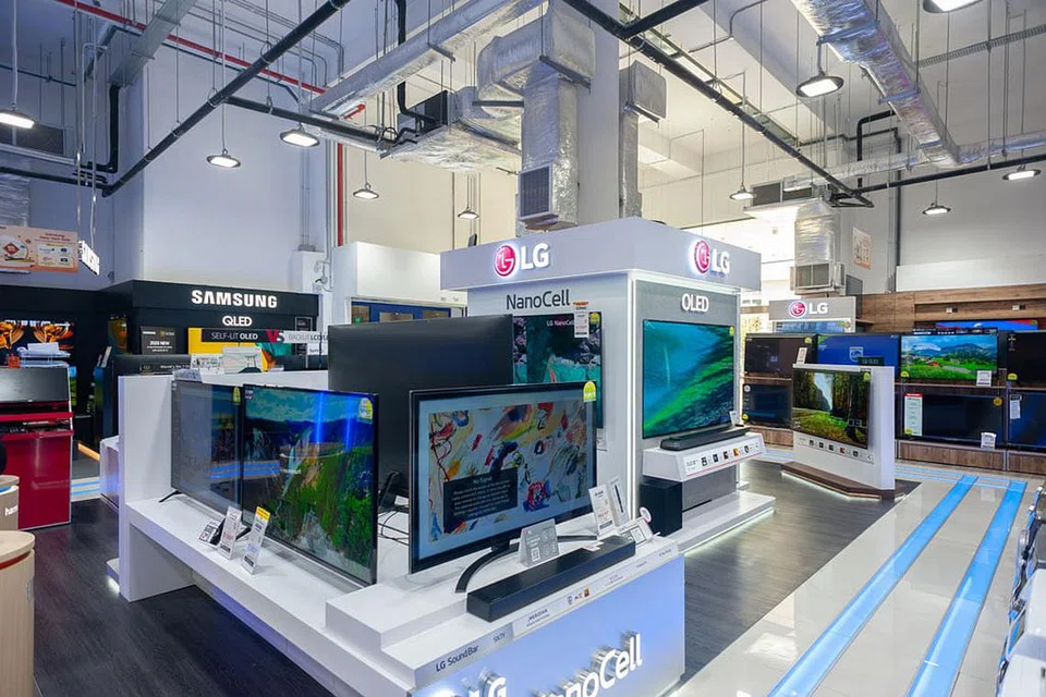 HARGA MENARIK: Audio House mengadakan jualan murah besar-besaran sempena ulang tahun mereka yang ke-32 bermula hari ini sehingga 17 Mei depan. Pelanggan boleh nikmati diskaun 5 peratus seluruh kedai termasuk 'cashback' sebanyak 32 peratus bagi setiap $100 yang dibelanjakan. - Foto AUDIO HOUSE