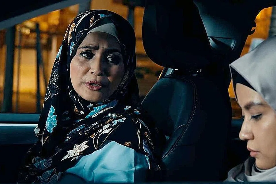 PENGIKTIRAFAN: Cef Siti Mastura Alwi (kiri) dan anaknya, Cef Sarah, merupakan pelakon utama filem Not My Mother's Baking, dalam adegan pertengkaran antara ibu dengan anak kerana si anak enggan dipengaruhi dengan kejayaan ibu sebagai cef yang dikenali. - Foto STUDIO 59 CONCEPTS
