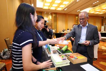 Menteri Pembangunan Sosial dan Keluarga merangkap Menteri Kedua Kesihatan, Encik Masagos Zulkifli Masagos Mohamad, melihat sendiri sumber DIY yang dicipta oleh profesional campur tangan awal (EI) untuk digunakan dalam sesi mereka dengan kanak-kanak dengan keperluan pembangunan semasa Persidangan Intervensi Awal 2024 yang diadakan di Pusat Ekspo dan Konvensyen Sands pada 26 April.