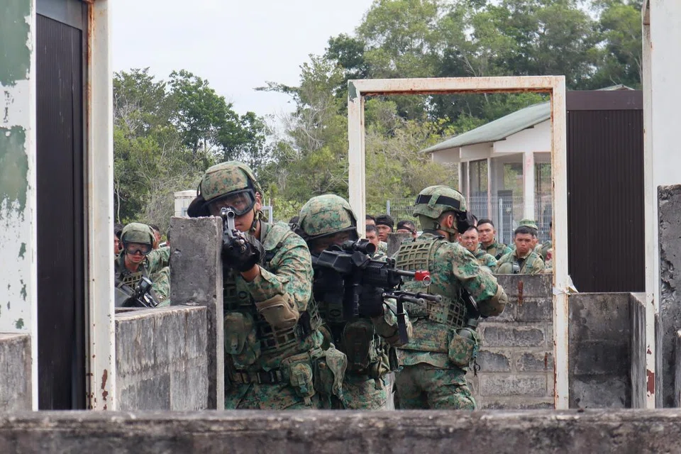 Askar dari Angkatan Bersenjata Singapura (SAF) menjalani Latihan Maju Bersama di Penanjong Garrison, Brunei Darussalam.