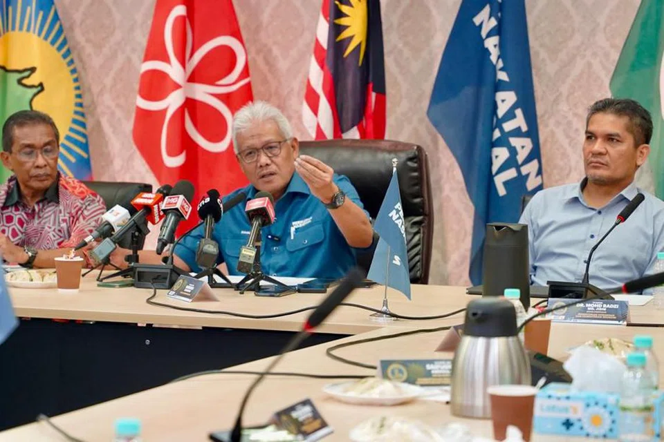 Ketua Pembangkang merangkap Setiausaha Agung Perikatan Nasional (PN), Datuk Seri Hamzah Zainudin (tengah), menafikan dakwaan lapan lagi Ahli Parlimen pembangkang akan mengumumkan sokongan kepada Perdana Menteri Malaysia, Datuk Seri Anwar Ibrahim.