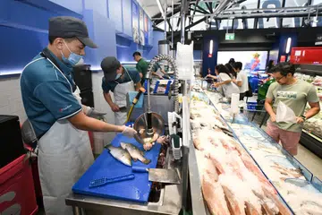 PASAR BAHARU: Cawangan pasar raya FairPrice 24 jam terbaharu di pusat beli-belah Elias Mall menawarkan pengalaman membeli-belah seperti di pasar basah tradisional.