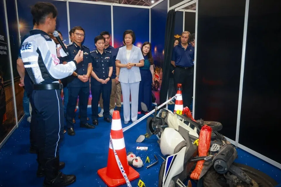 Menteri Kedua Ehwal Dalam Negeri, Cik Sim Ann (empat dari kiri), pada pelancaran kempen ‘Tunggang dengan Selamat Singapura’ (Singapore Ride Safe) di Singapore Expo pada 12 September.