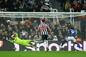 Penyerang Everton, Dominic Calvert-Lewin, menjaringkan sepakan penalti untuk membantu Everton seri 1-1 semasa Everton menentang Newcastle. 