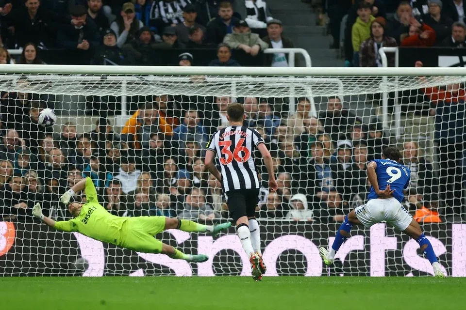 Penyerang Everton, Dominic Calvert-Lewin, menjaringkan sepakan penalti untuk membantu Everton seri 1-1 semasa Everton menentang Newcastle. 