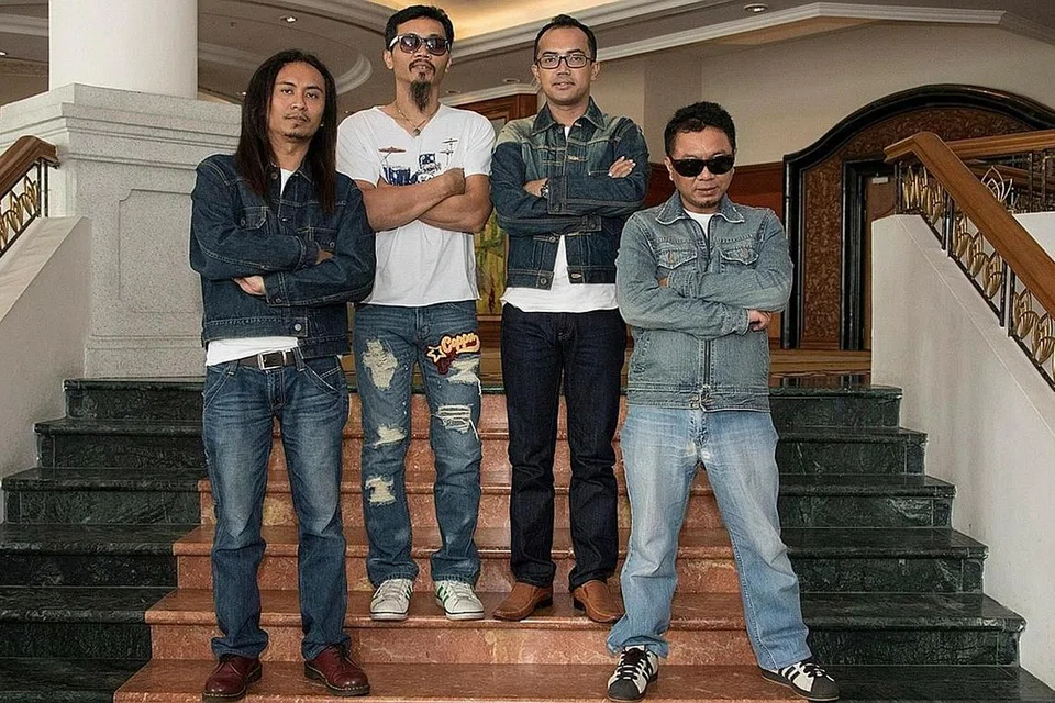 PELUANG TERBAIK KEMBALI LAGI: Exists yang terdiri daripada (dari kiri) Along, Ujang, Ezad dan Musa akan menggegarkan pentas di Far East Square esok setelah lama tidak muncul. - Foto ROJAK DAILY