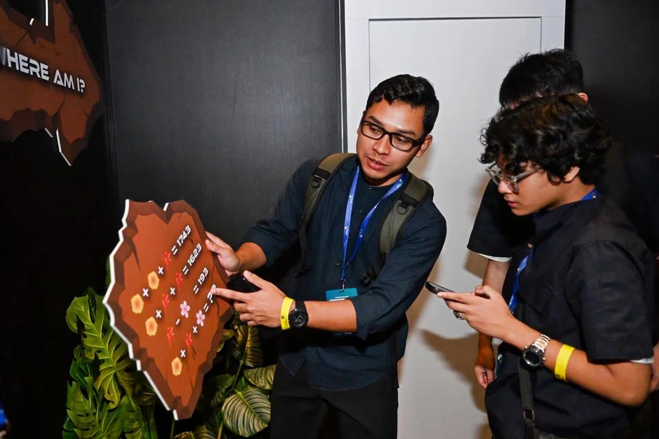 Encik Muhammad Arif Abdul Halim (kiri) hadir sebagai peserta dalam Persidangan Masyarakat Gemilang anjuran Yayasan Mendaki dan menggunakan Google Gemini – chatbot AI generatif – untuk bertanya soalan dan mendapat jawapan bagi menyelesaikan teka-teki.