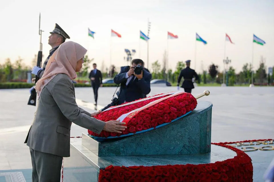 BERI PENGHORMATAN: Presiden Halimah Yacob meletakkan lingkaran bungai di Monumen Kemerdekaan di New Uzbekistan Park di Tashkent. Monumen itu lambang penting kemerdekaan Uzbekistan.
