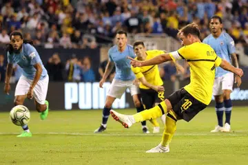 Kapten Borussia Dortmund, Mario Gotze, menendang bola masuk melalui penalti bagi mengalahkan Manchester City di Soldier Field di Chicago pada Jumaat (20 Julai). 