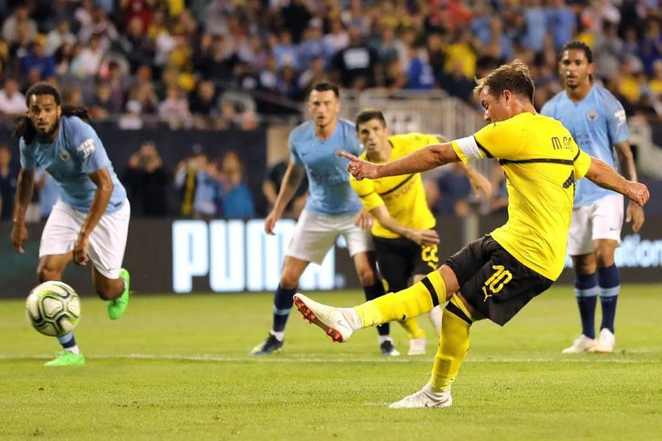 Kapten Borussia Dortmund, Mario Gotze, menendang bola masuk melalui penalti bagi mengalahkan Manchester City di Soldier Field di Chicago pada Jumaat (20 Julai). 