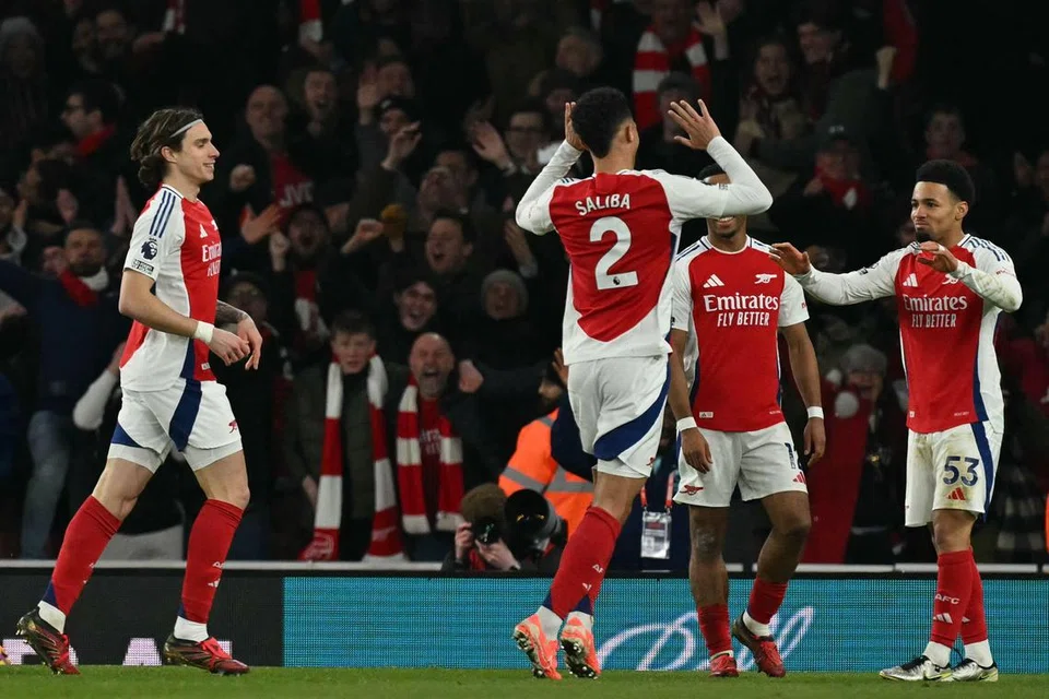 Pemain bahagian tengah Arsenal, Ethan Nwaneri (paling kanan) meraikan jaringan kelima Arsenal bersama rakan sepasukan. 
