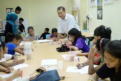 BIMBINGAN AKADEMIK: Antara program yang dijalankan Tasek Jurong Limited termasuk membimbing para pelajar dalam pendidikan. Menurut Encik Muhammad Faizal Othman (kemeja putih), pihaknya masih memerlukan sukarelawan untuk mengajar tuisyen kepada pelajar ini. - Foto-foto JOHARI RAHMAT