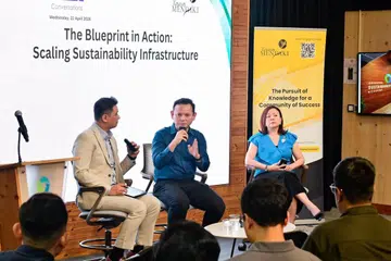 Menteri Negara Kanan (Kemampanan dan Sekitaran merangkap Pertahanan) dan Pengerusi Yayasan Mendaki, Encik Zaqy Mohamad (tengah) menjawab soalan yang diajukan hadirin dalam sesi Siri Perbualan Rangkaian Karyawan (PN) Mendaki. Bersama beliau ialah (dari kanan) Ketua Pegawai Kemampanan pemaju hartanah City Development Limited (CDL), Cik Esther An; dan pengerusi sesi tersebut, Timbalan Presiden (Prasarana Iklim) ThomasLloyd Group, Encik Muhammad Fazli Mohd Isa.