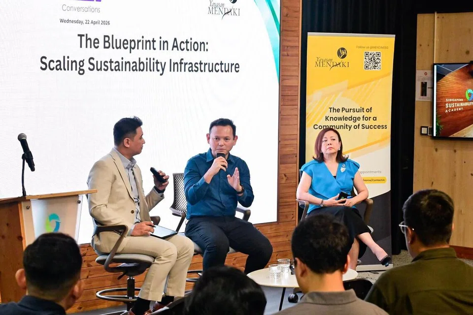 Menteri Negara Kanan (Kemampanan dan Sekitaran merangkap Pertahanan) dan Pengerusi Yayasan Mendaki, Encik Zaqy Mohamad (tengah) menjawab soalan yang diajukan hadirin dalam sesi Siri Perbualan Rangkaian Karyawan (PN) Mendaki. Bersama beliau ialah (dari kanan) Ketua Pegawai Kemampanan pemaju hartanah City Development Limited (CDL), Cik Esther An; dan pengerusi sesi tersebut, Timbalan Presiden (Prasarana Iklim) ThomasLloyd Group, Encik Muhammad Fazli Mohd Isa.