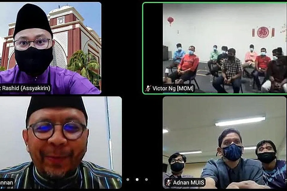 PRIHATIN: Di samping mengadakan pertemuan di alam maya (atas), Ustaz Dr Mohammad Hannan Hassan dan beberapa rakan kerja dari Masjid Assyakirin melawat dormitori pekerja migran yang terlibat dalam satu kemalangan jalan raya baru-baru ini. - Foto USTAZ DR MOHAMMAD HANNAN HASSAN / FACEBOOK