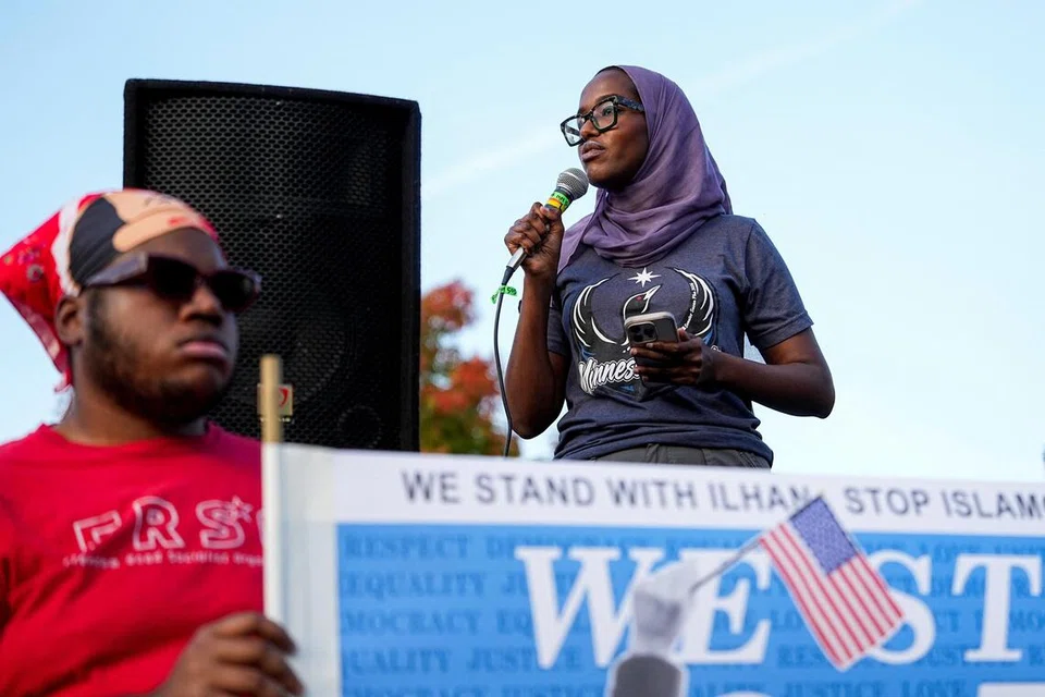 Senator Negeri Minnesota, Cik Zaynab Mohamed, (kanan) berucap dalam perhimpunan menyokong anggota Kongres Demokrat, Cik Ilhan Omar, di Minneapolis, Minnesota, Amerika Syarikat, pada 12 Oktober 2026, selepas ejen Persekutuan menggeledah kediaman Cik Omar di Washington, DC. Penggeledahan itu merupakan sebahagian daripada siasatan berhubung dakwaan penipuan imigresen yang dinafikan Cik Omar. Presiden Donald Trump turut mendesaknya meletak jawatan, sekali gus mencetuskan kontroversi politik menjelang pilihan raya pertengahan penggal pada 3 November.