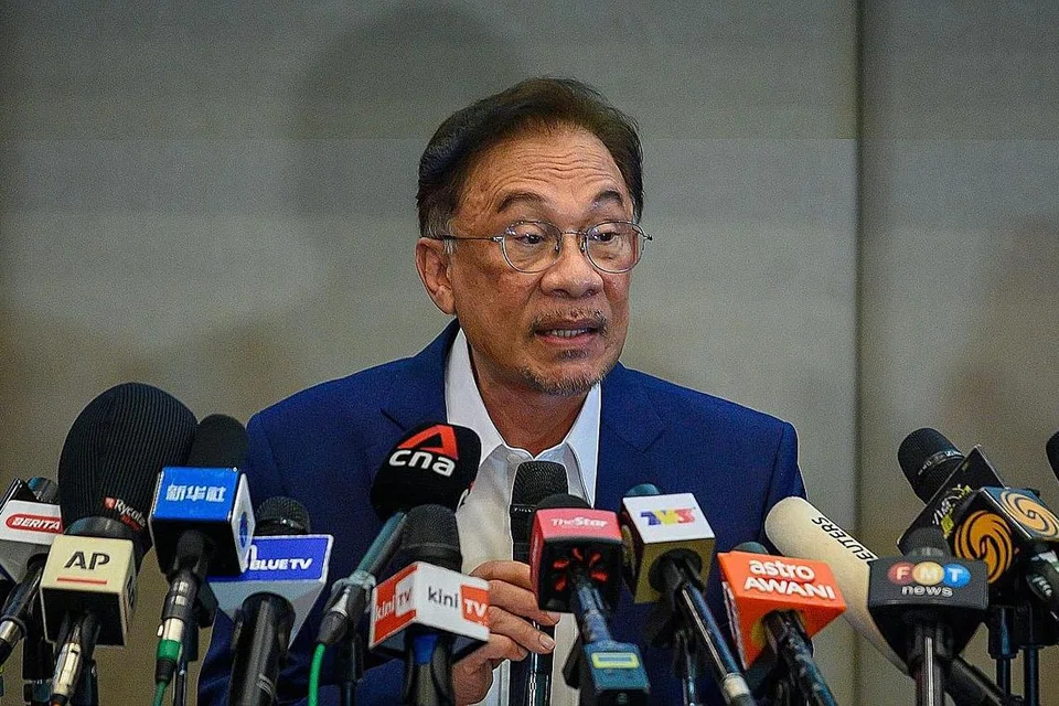 TOKOH POLITIK MALAYSIA: Presiden Umno, Datuk Seri Ahmad Zahid Hamidi; Presiden Parti Keadilan Rakyat Datuk Seri Anwar Ibrahim (gambar atas); dan Setiausaha Agung DAP Encik Lim Guan Eng. Datuk Seri Anwar perlu merapatkan Umno dan DAP bagi mencapai matlamat membentuk kerajaan baru Malaysia. - Foto fail