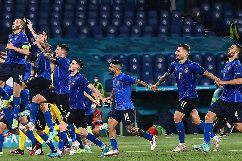 MENUJU PUSINGAN SELANJUTNYA: Pemain Italy meraikan kejayaan mereka mara ke pusingan 16 pasukan terakhir Euro 2020, selepas menewaskan Switzerland 3-0 dalam saingan Kumpulan A awal pagi semalam. - Foto EPA-EFE