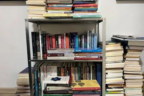 Rak besi yang dibeli di IKEA merupakan alternatif kepada dua kotak yang disarankan AI. Rak besi tersebut sekurang-kurangnya dapat menampung hampir semua buku milik penulis.