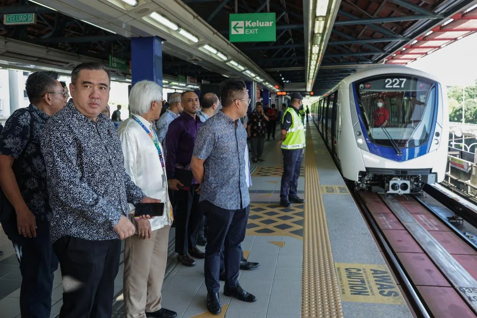TINJAU PERKHIDMATAN: Menteri Pengangkutan Malaysia, Encik Anthony Loke Siew Fook (kiri) meninjau perkhidmatan pengangkutan awam sistem transit aliran ringan (LRT) di Stesen LRT Pasar Seni, Kuala Lumpur baru-baru ini.