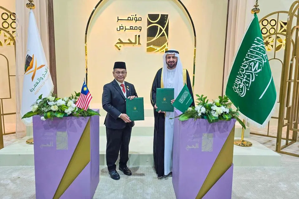Menteri di Jabatan Perdana Menteri (Hal Ehwal Agama) Malaysia, Datuk Dr Mohd Na’im Mokhtar (kiri) bersama Menteri Haji dan Umrah Arab Saudi, Dr Tawfiq Fawzan Al-Rabiah di Superdome, Jeddah. 