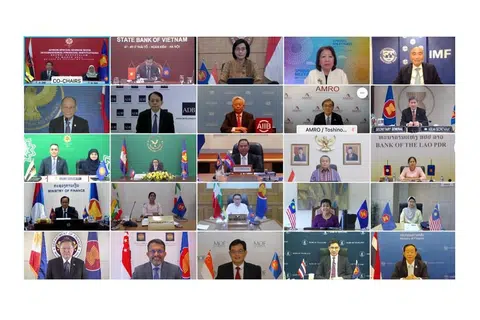 PERBINCANGAN UNTUK PULIH BERSAMA: Perbincangan Menteri Kewangan negara Asean serta Gabenor Bank yang diadakan secara maya meninjau cara pulih bersama daripada pandemik Covid-19 dan bersedia bagi krisis akan datang. - Foto HENG SWEE KEAT/FACEBOOK