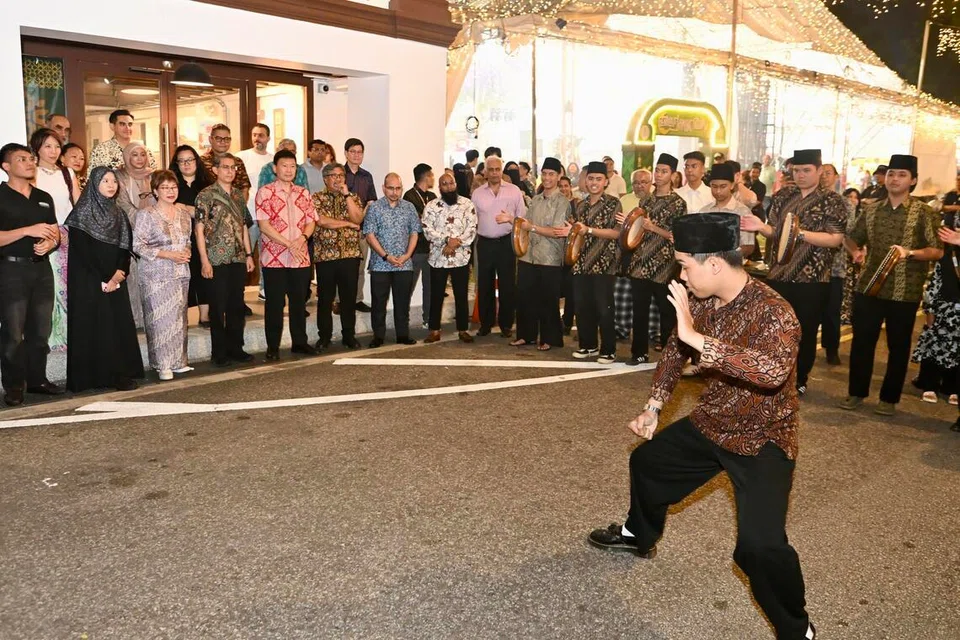 Acara pelancaran bazar Kampong Gelam menampilkan persembahan silat dan tarian Melayu. Penyanyi Alyph turut membuat persembahan.