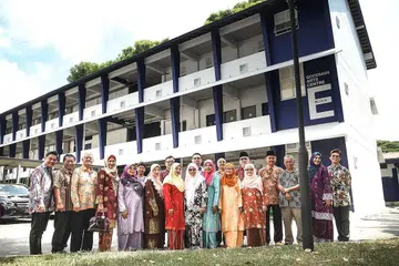 GABUNGAN BERSEJARAH: Anggota jawatankuasa penerbitan dan majlis pelancaran projek buku Sang Nila Utama and Tun Seri Lanang: Singapore's Last Malay School yang terdiri daripada (dari kiri) Encik A. Razak Rahim, Encik Rahim Kamsi, Encik Wan Hussin Zoohri, Cik Farah Fauziah Noordeen, Cik Kamisah Niti, Dr Rizwana, Cik Jumariah Abu, Encik Nordin Mohd, Cik Sabariah Hussain, Cik Fatimah Azimullah, Encik Mahadi Samad, Cik Normadiah Hamzah, Encik Zulkifli Okbah, Cik Siti Rohani Sulaiman, Encik Hadari Asat, Cik Salma Semono, Encik Mohd Said Ali, Encik Md Noor Sahat, Cik Hanim Mohd Saleh dan Encik Shadon Suid, di tapak sekolah asal Sekolah Menengah Tun Seri Lanang di Goodman Arts Centre. - Foto HELANG BOOKS