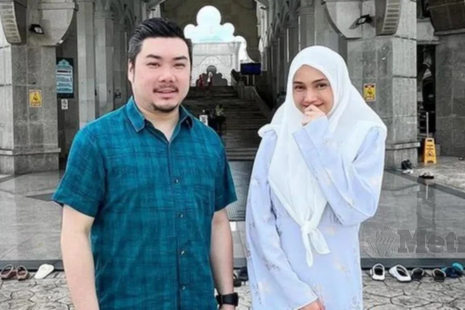 BAKAL BERGELAR PENGANTIN: Atikah Suhaime (kanan) dan tunangnya, usahawan Datuk Lokman Teh, akan diijabkabulkan pada 21 Januari ini. Foto ini dirakam ketika mereka menghadiri kursus rumah tangga.