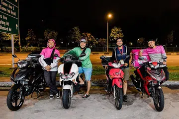 ENCIK MOHAMAD NAZRI KAMURI: Beli motosikal untuk melakukan kerja sambilan menghantar makanan selepas permintaan bagi perkhidmatannya sebagai jurugambar merosot sejak wabak koronavirus. Beliau, yang turut memiliki kereta, juga merupakan pemandu kereta sewa privet. - Foto ihsan MOHAMAD NAZRI KAMURI