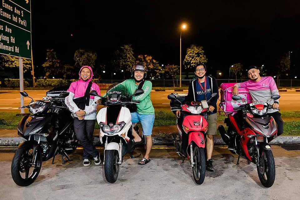 ENCIK MOHAMAD NAZRI KAMURI: Beli motosikal untuk melakukan kerja sambilan menghantar makanan selepas permintaan bagi perkhidmatannya sebagai jurugambar merosot sejak wabak koronavirus. Beliau, yang turut memiliki kereta, juga merupakan pemandu kereta sewa privet. - Foto ihsan MOHAMAD NAZRI KAMURI