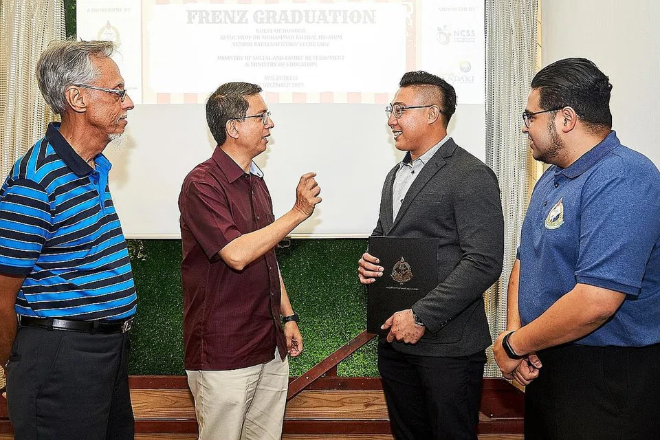 USIA BUKAN HALANGAN: (Dari kiri) Presiden 4PM, Encik Izzudin Taherally; Dr Faishal; Encik Norhafeez dan Naib Presiden 4PM, Encik Syed Faisal Syed Ismail bersembang selepas majlis penyampaian anugerah di Hubelia 4PM. - Foto BH oleh ROSLEE ABDUL RAZAK