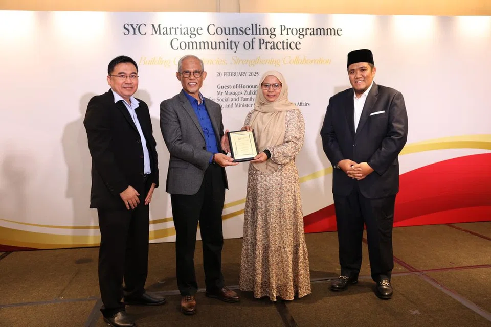 Menteri Bertanggungjawab bagi Ehwal Masyarakat Islam, Encik Masagos Zulkifli Masagos Mohamad (tengah), yang juga Menteri Pembangunan Sosial dan Keluarga menghadiri acara ‘Masyarakat Pengamal’, anjuran Mahkamah Syariah (SYC) yang diadakan di Hotel Grand Hyatt Singapore pada 20 Februari. Bersamanya ialah (dari kiri) Timbalan Pengarah Kanan (Pejabat Pendaftaran Pernikahan Orang Islam (ROMM) dan SYC), Encik Imran Mohamed;  Kaunselor Kanan Apkim Resources, Cik Murni Abbas dan Presiden Kanan SYC, Ustaz Irwan Hadi Mohd Shuhaimy.